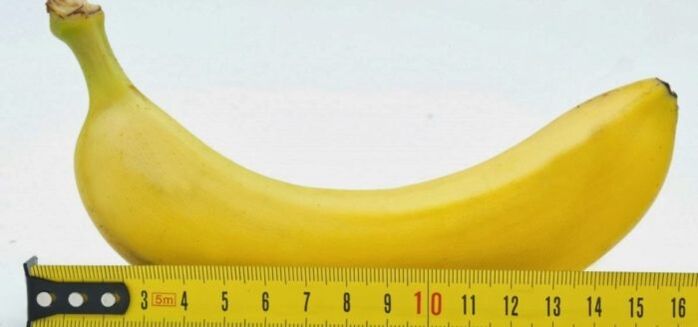 Misurazione del pene usando l'esempio di una banana prima dell'intervento di ingrandimento