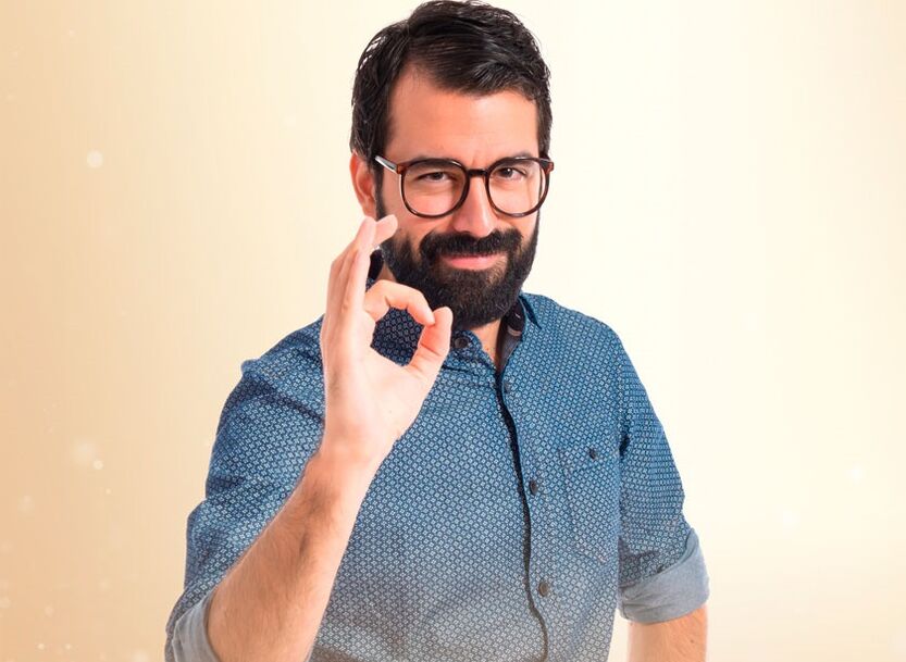 L'uomo è soddisfatto dell'ingrandimento del pene con la limonata